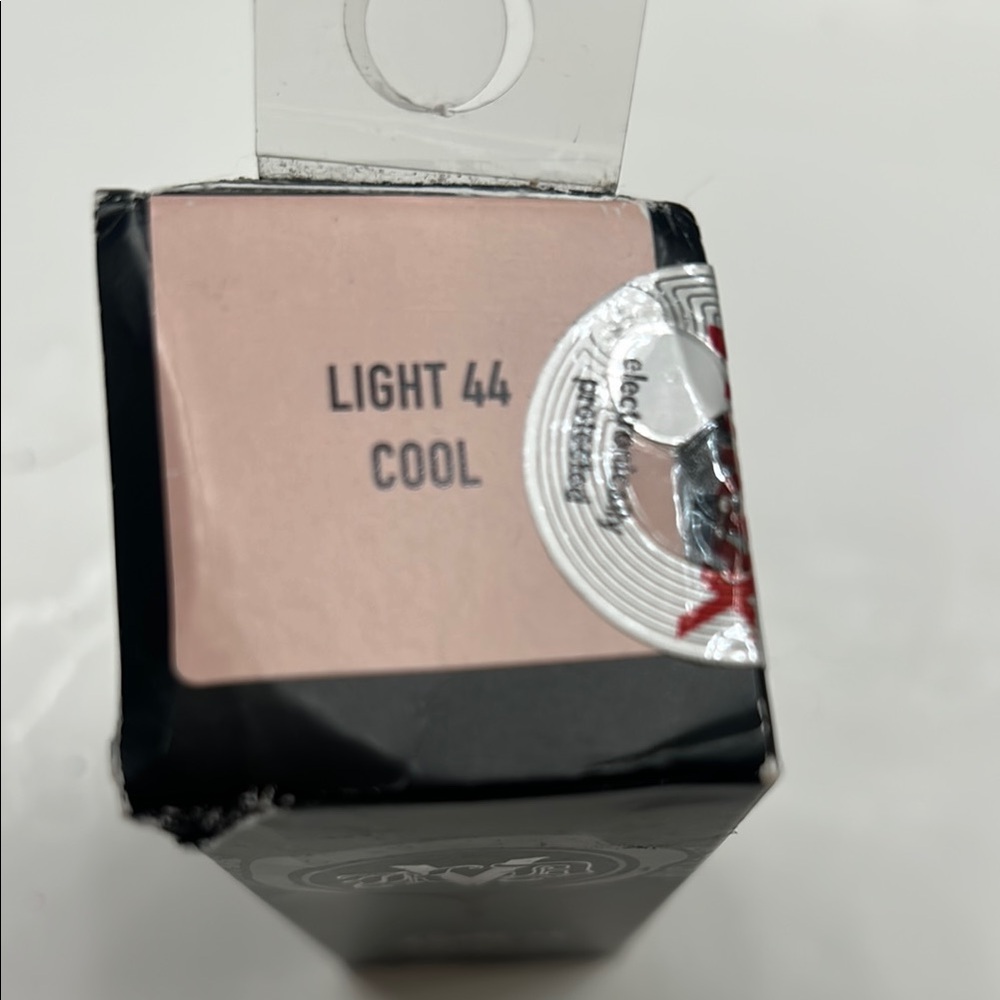 Kat Von D Light 44 Cool Foundation